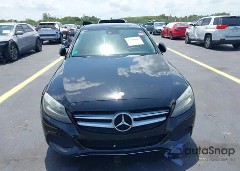 2016 Mercedes-Benz C 300 Luxury/Sport z USA, uszkodzony, nr VIN 55SWF4JB8GU159956